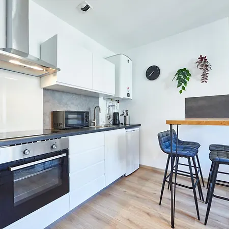 Be-4g - F2 Pour 1-2 Pers Au 4eme Etage Au Centre De